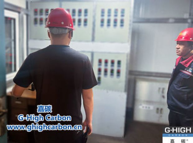 現(xiàn)場(chǎng)負(fù)責(zé)人嚴(yán)謹(jǐn)把關(guān)，確保生產(chǎn)高效安全