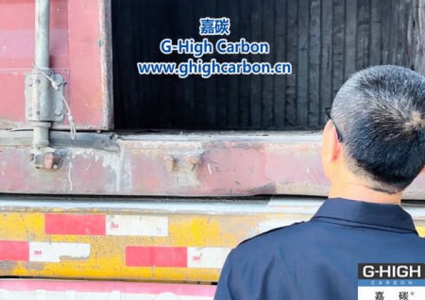 嘉碳裝車人員嚴(yán)格把關(guān)，確保車輛安全入廠