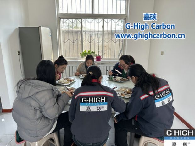 深秋暖陽(yáng)下，鐵鍋燉傳遞溫情與力量